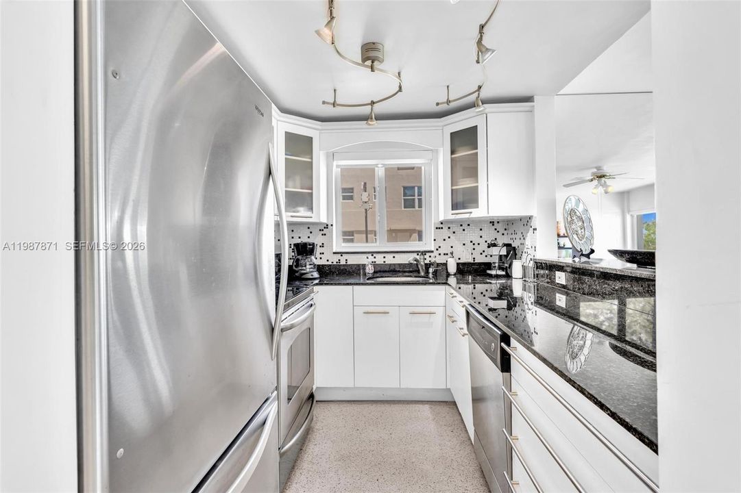 Active With Contract: $3,000 (1 beds, 1 baths, 730 Square Feet)