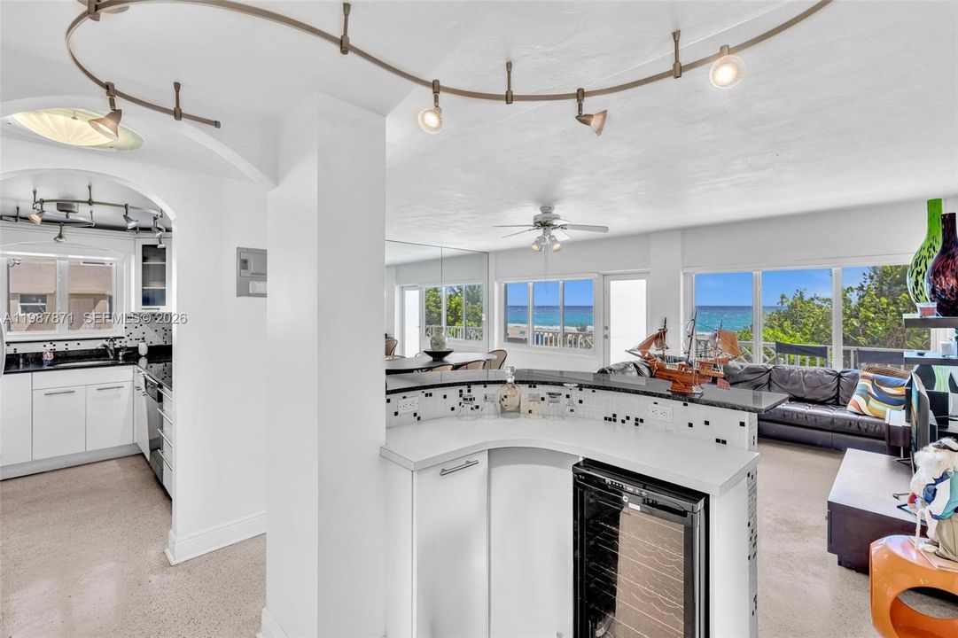 Active With Contract: $3,000 (1 beds, 1 baths, 730 Square Feet)