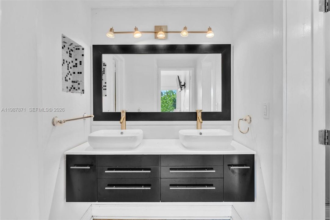 Active With Contract: $3,000 (1 beds, 1 baths, 730 Square Feet)
