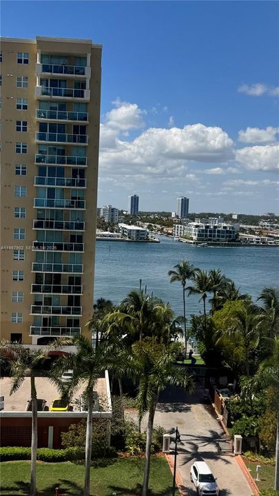 For Sale: $310,000 (2 beds, 2 baths, 894 Square Feet)