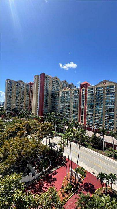 For Sale: $310,000 (2 beds, 2 baths, 894 Square Feet)