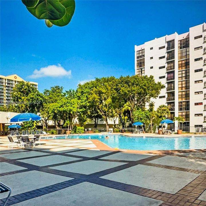 For Sale: $310,000 (2 beds, 2 baths, 894 Square Feet)