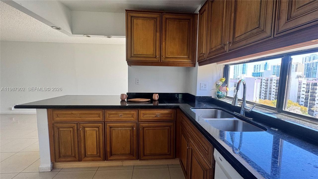 For Sale: $310,000 (2 beds, 2 baths, 894 Square Feet)
