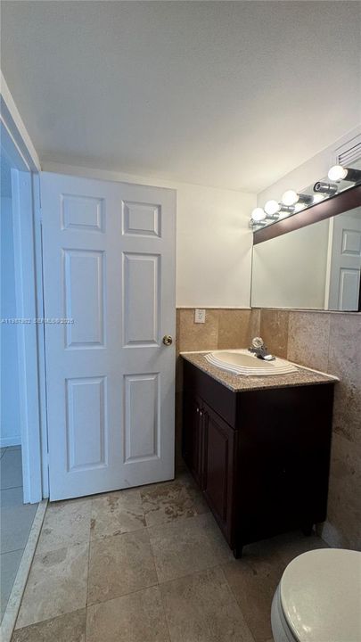 For Sale: $310,000 (2 beds, 2 baths, 894 Square Feet)