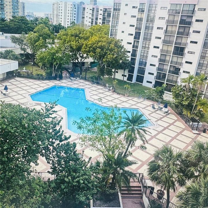 For Sale: $310,000 (2 beds, 2 baths, 894 Square Feet)