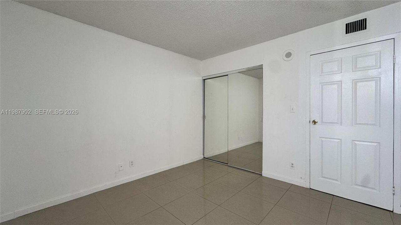 For Sale: $310,000 (2 beds, 2 baths, 894 Square Feet)