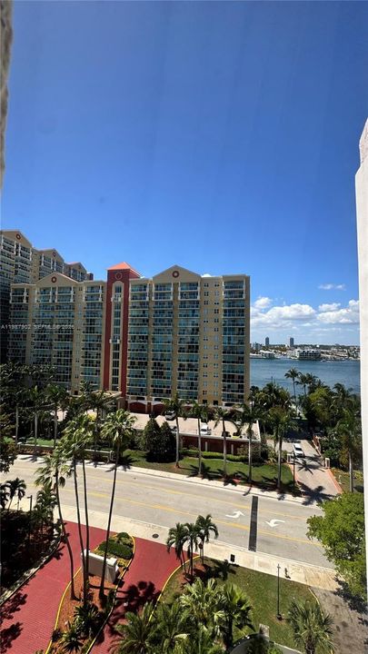 For Sale: $310,000 (2 beds, 2 baths, 894 Square Feet)