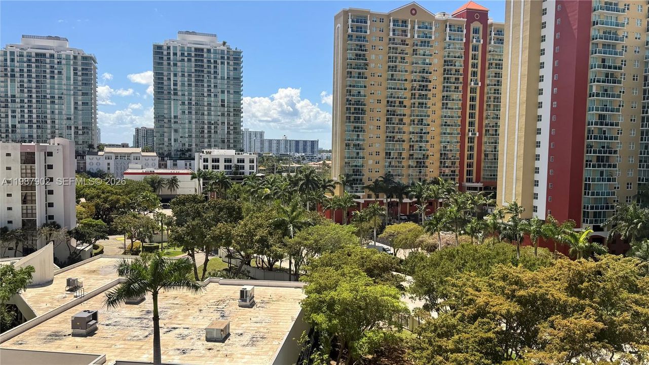 For Sale: $310,000 (2 beds, 2 baths, 894 Square Feet)
