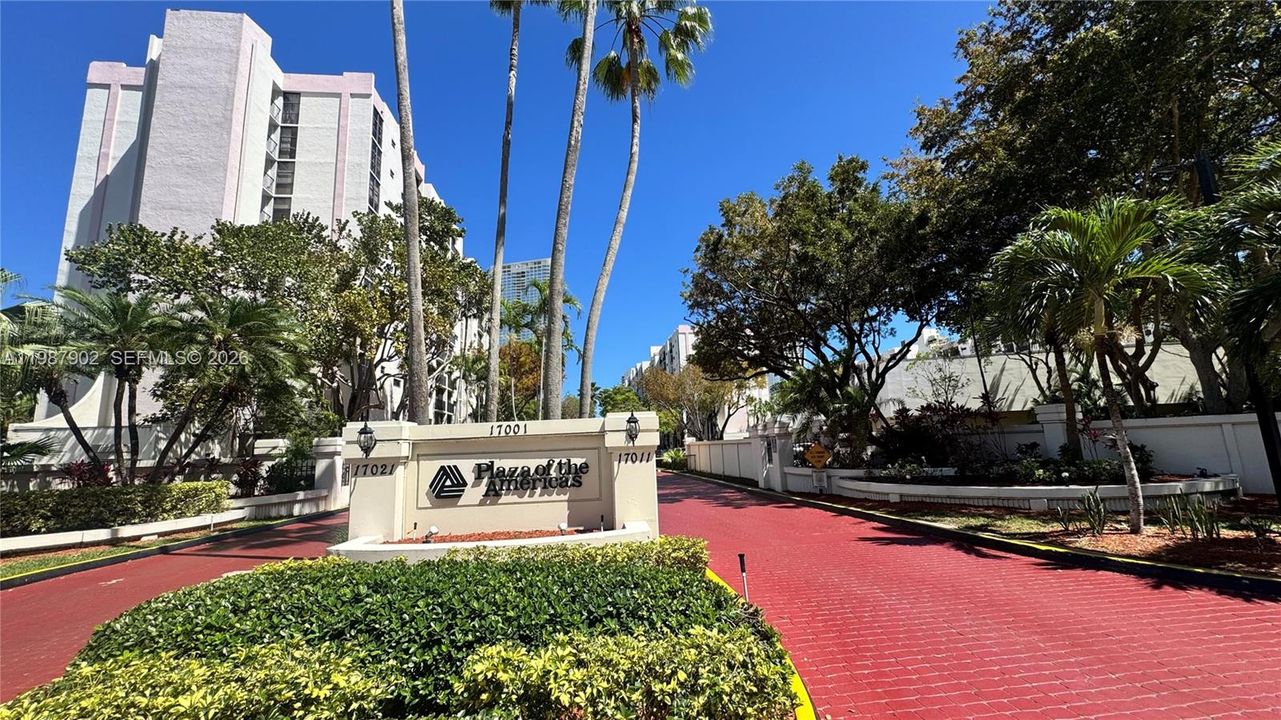 For Sale: $310,000 (2 beds, 2 baths, 894 Square Feet)