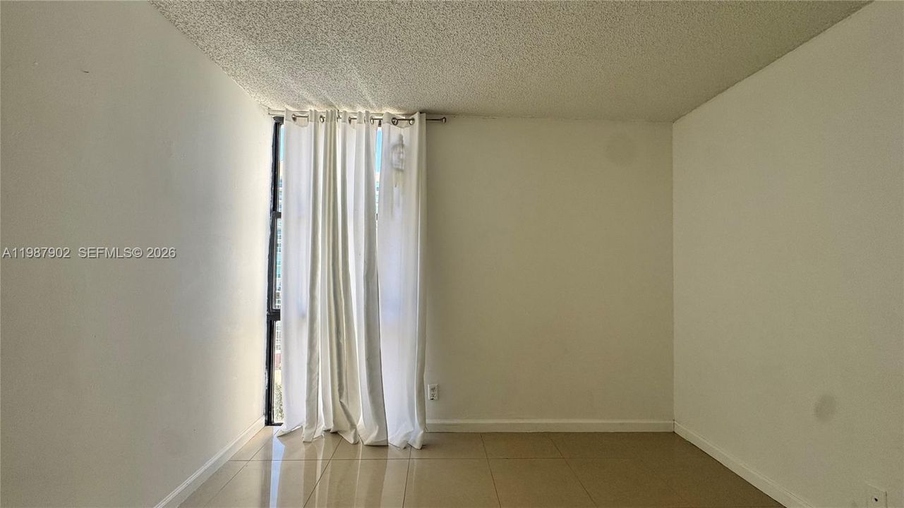 For Sale: $310,000 (2 beds, 2 baths, 894 Square Feet)