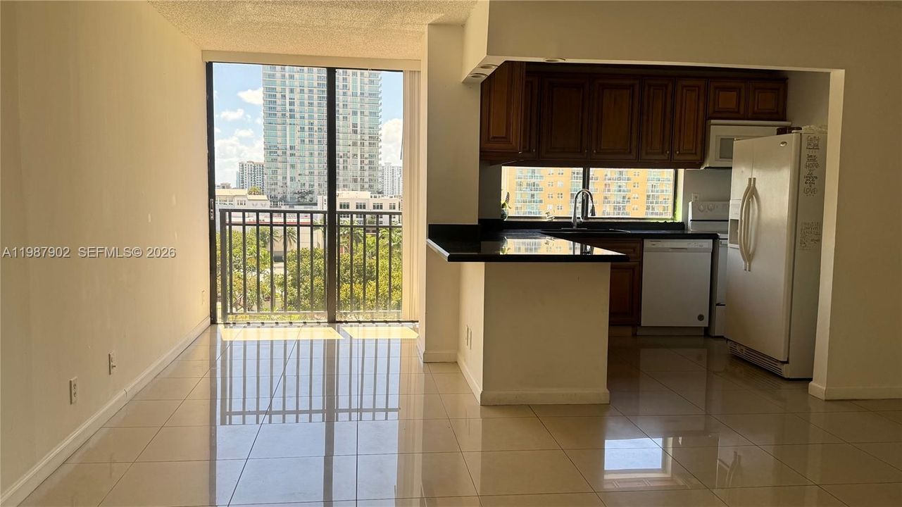 For Sale: $310,000 (2 beds, 2 baths, 894 Square Feet)