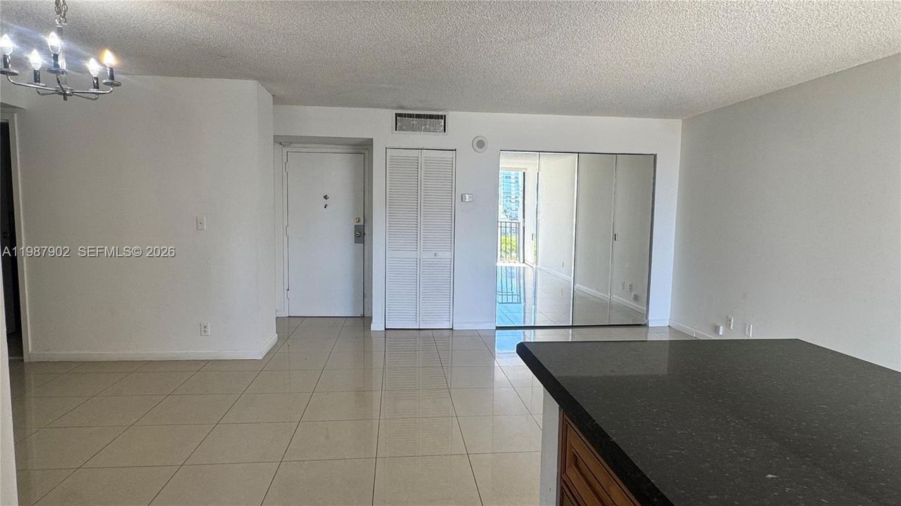 For Sale: $310,000 (2 beds, 2 baths, 894 Square Feet)