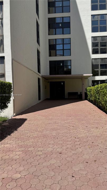 For Sale: $310,000 (2 beds, 2 baths, 894 Square Feet)
