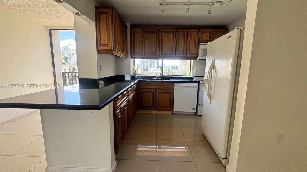 For Sale: $310,000 (2 beds, 2 baths, 894 Square Feet)