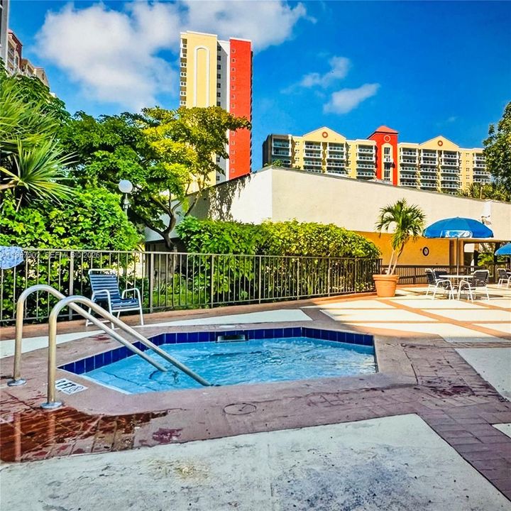 For Sale: $310,000 (2 beds, 2 baths, 894 Square Feet)
