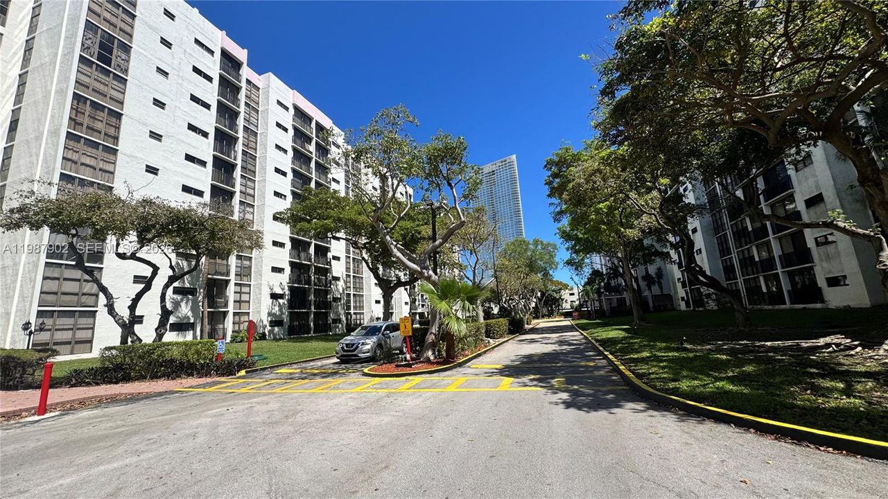 For Sale: $310,000 (2 beds, 2 baths, 894 Square Feet)