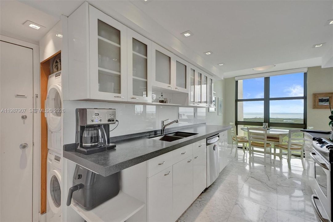 Eat-In Kitchen