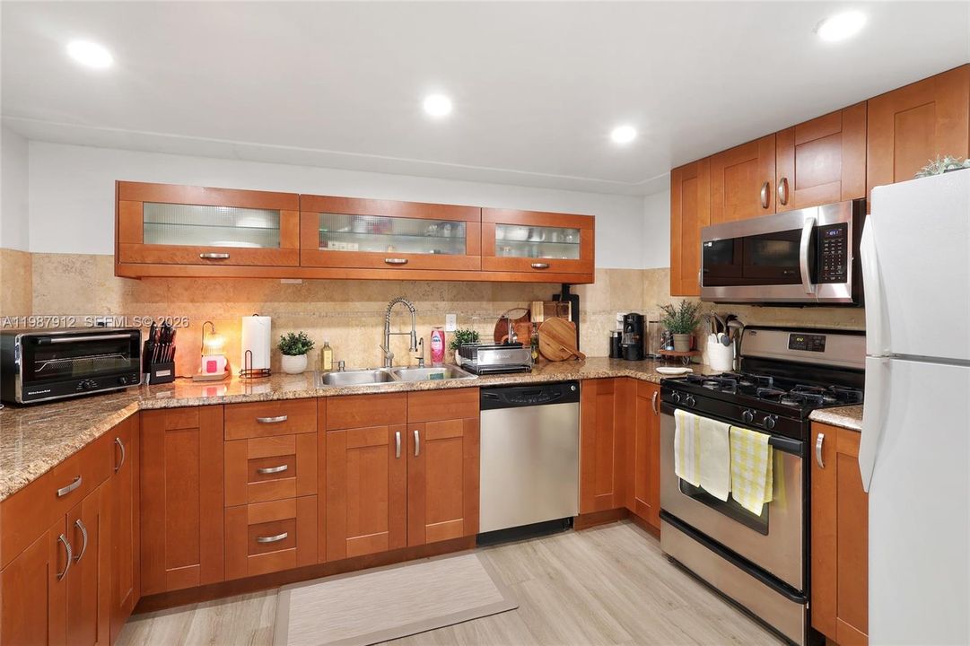 На продажу: $385,000 (2 спален, 2 ванн, 1310 Квадратных фут)