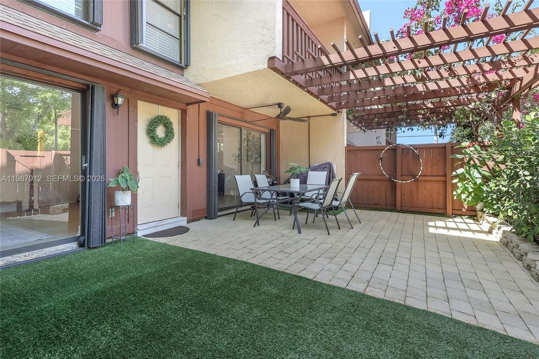 На продажу: $385,000 (2 спален, 2 ванн, 1310 Квадратных фут)