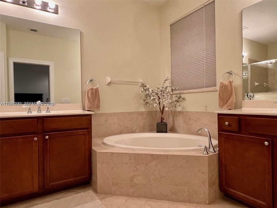 En Venta: $670,000 (3 camas, 2 baños, 1939 Pies cuadrados)