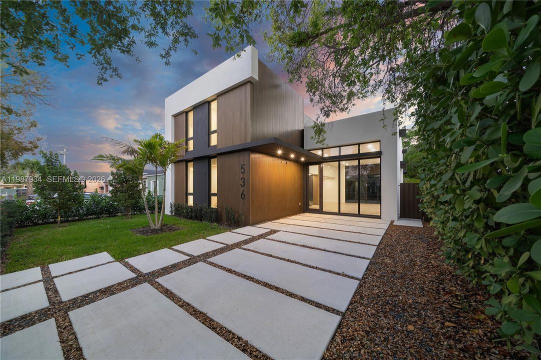 En Venta: $2,499,000 (5 camas, 3 baños, 3056 Pies cuadrados)