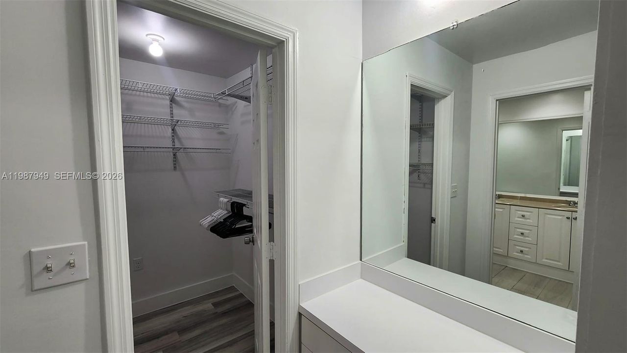 合同活跃: $3,600 (5 贝兹, 3 浴室, 2080 平方英尺)