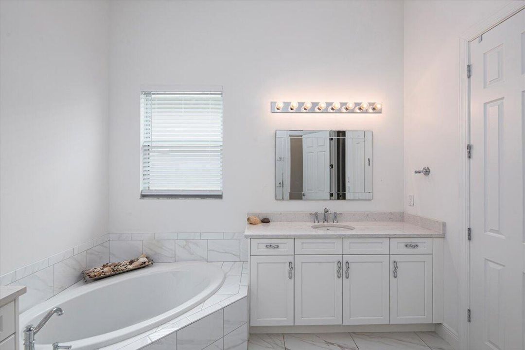 Master bathroom Tub