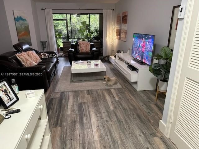 合同活跃: $350,000 (2 贝兹, 2 浴室, 1238 平方英尺)