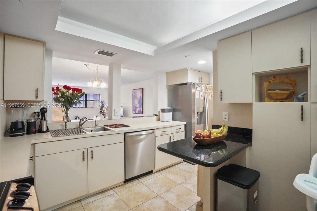 For Sale: $310,000 (1 beds, 1 baths, 1005 Square Feet)