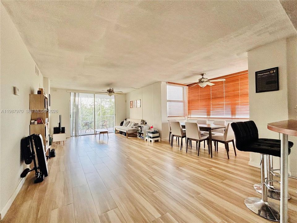 En Venta: $239,000 (2 camas, 2 baños, 1083 Pies cuadrados)