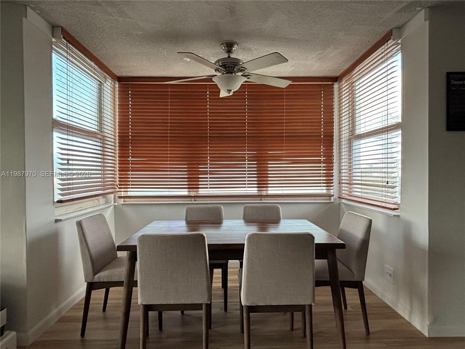 En Venta: $239,000 (2 camas, 2 baños, 1083 Pies cuadrados)