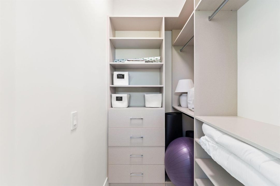 upstairs aux bed 3 closet