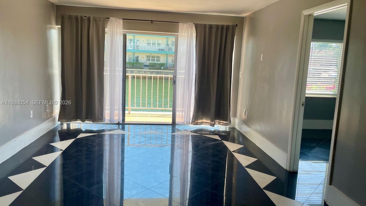For Sale: $199,000 (2 beds, 2 baths, 970 Square Feet)