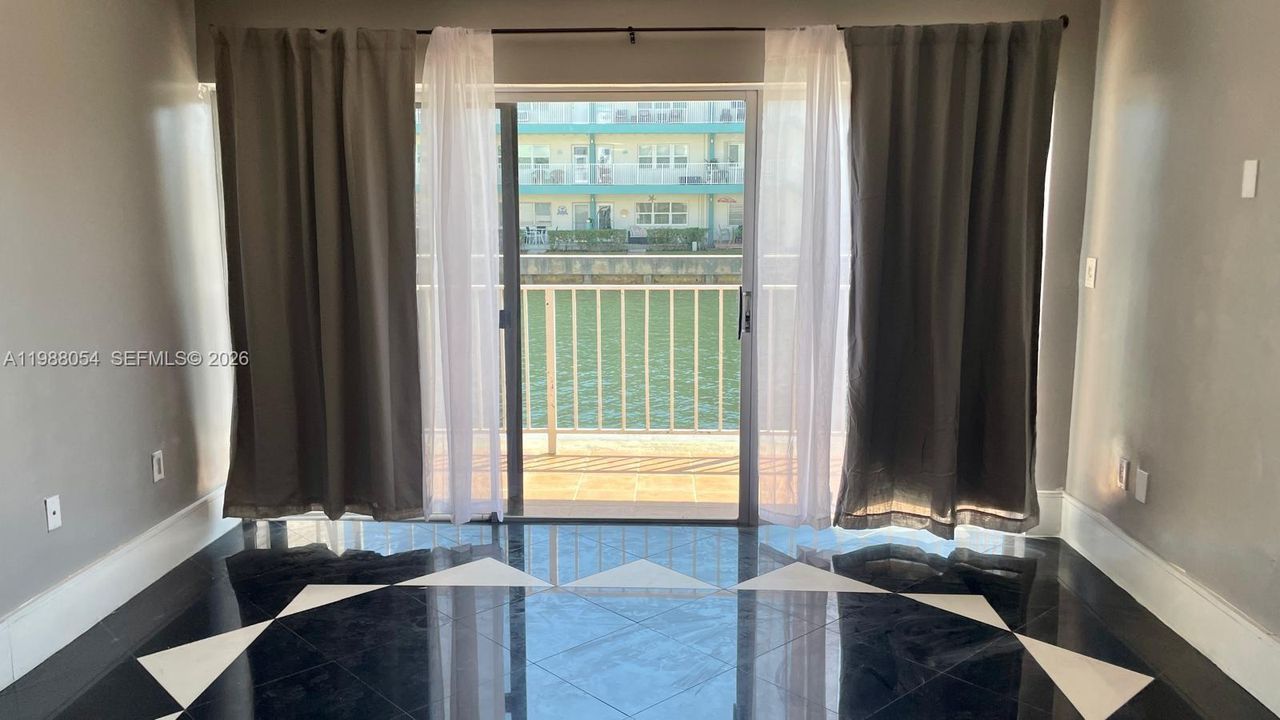 For Sale: $199,000 (2 beds, 2 baths, 970 Square Feet)