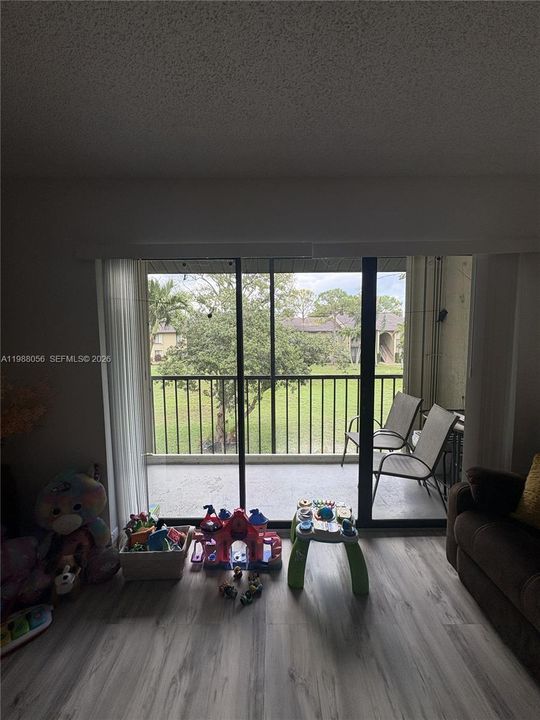For Sale: $190,000 (1 beds, 1 baths, 683 Square Feet)
