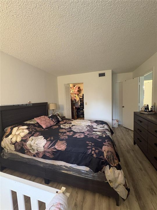 For Sale: $190,000 (1 beds, 1 baths, 683 Square Feet)