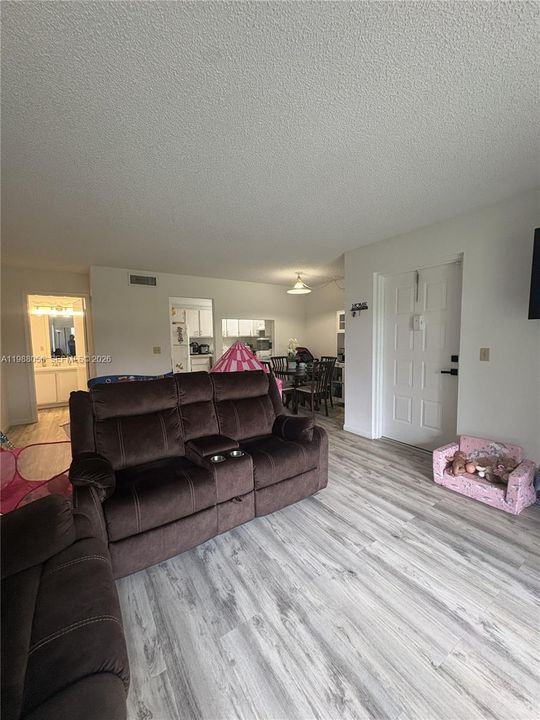 For Sale: $190,000 (1 beds, 1 baths, 683 Square Feet)