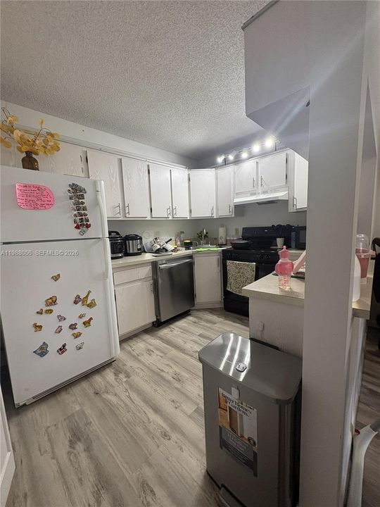 For Sale: $190,000 (1 beds, 1 baths, 683 Square Feet)