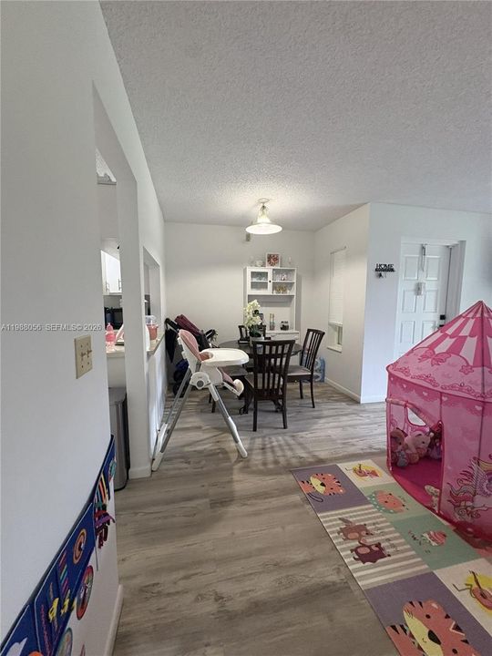 For Sale: $190,000 (1 beds, 1 baths, 683 Square Feet)
