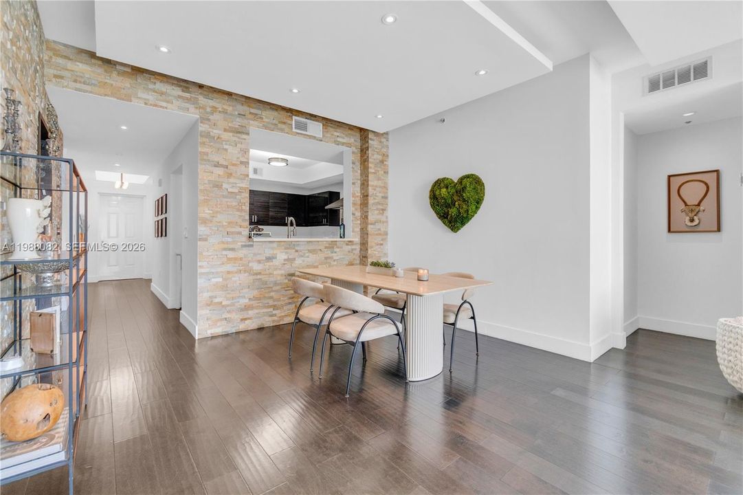 Active With Contract: $699,000 (3 beds, 3 baths, 1650 Square Feet)
