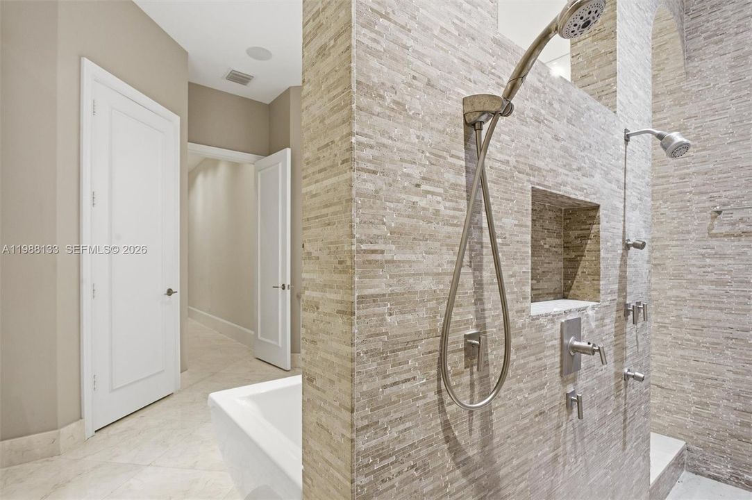 En Venta: $2,795,000 (5 camas, 6 baños, 4967 Pies cuadrados)