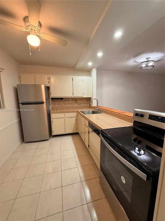 For Sale: $229,995 (2 beds, 2 baths, 930 Square Feet)