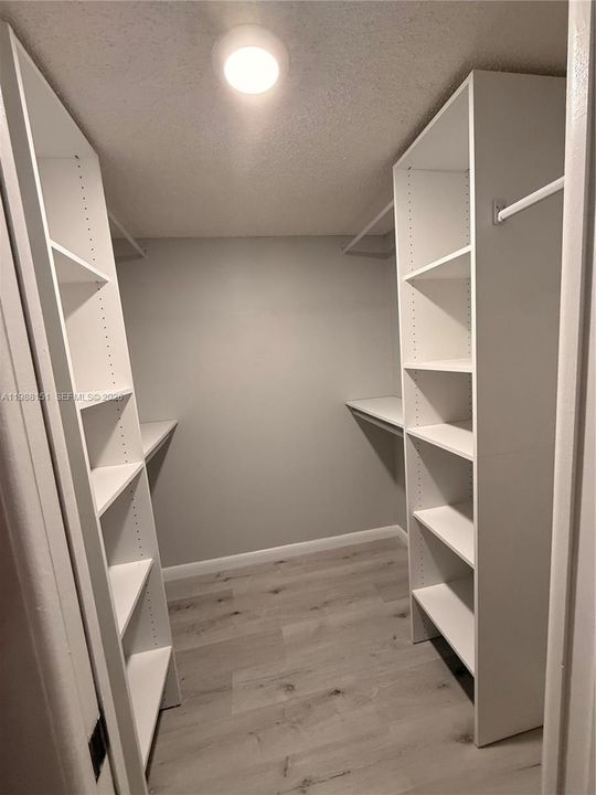For Sale: $229,995 (2 beds, 2 baths, 930 Square Feet)