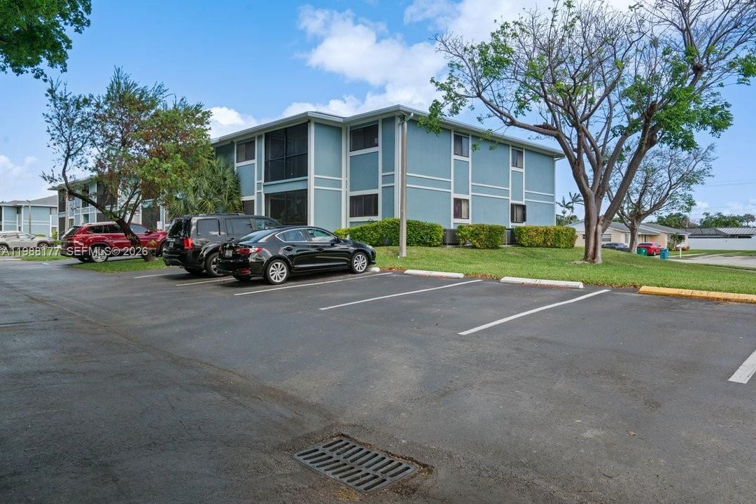 Activo con contrato: $225,000 (2 camas, 2 baños, 921 Pies cuadrados)