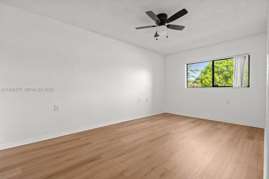 Activo con contrato: $225,000 (2 camas, 2 baños, 921 Pies cuadrados)