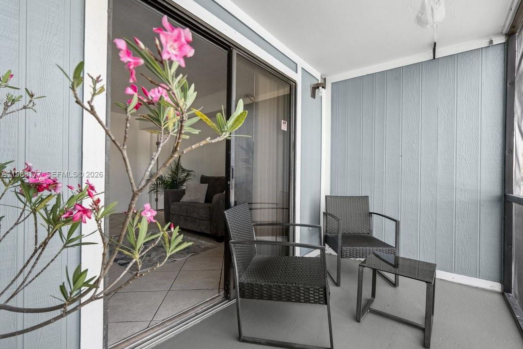 Activo con contrato: $225,000 (2 camas, 2 baños, 921 Pies cuadrados)