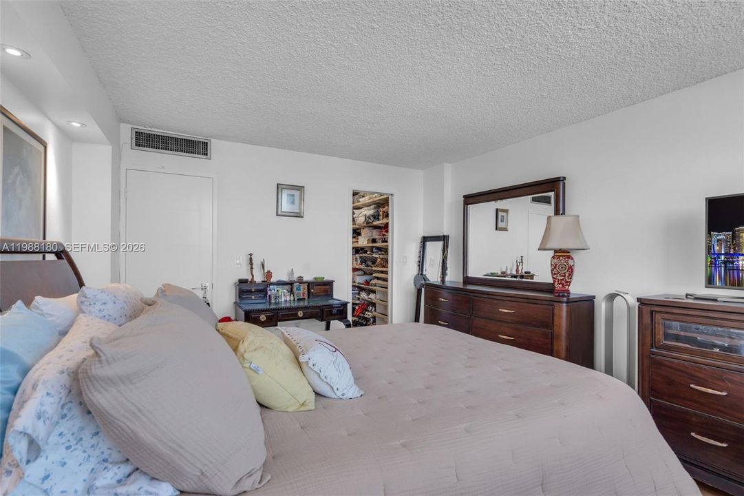 Под контрактом: $2,450 (1 спален, 1 ванн, 804 Квадратных фут)