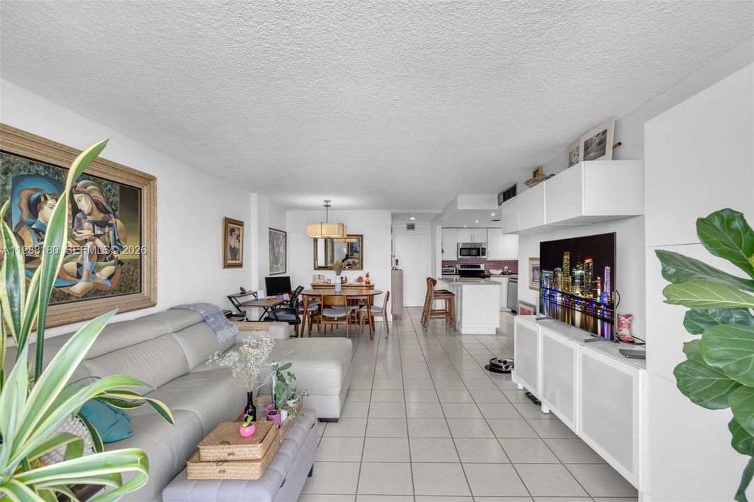 Под контрактом: $2,450 (1 спален, 1 ванн, 804 Квадратных фут)