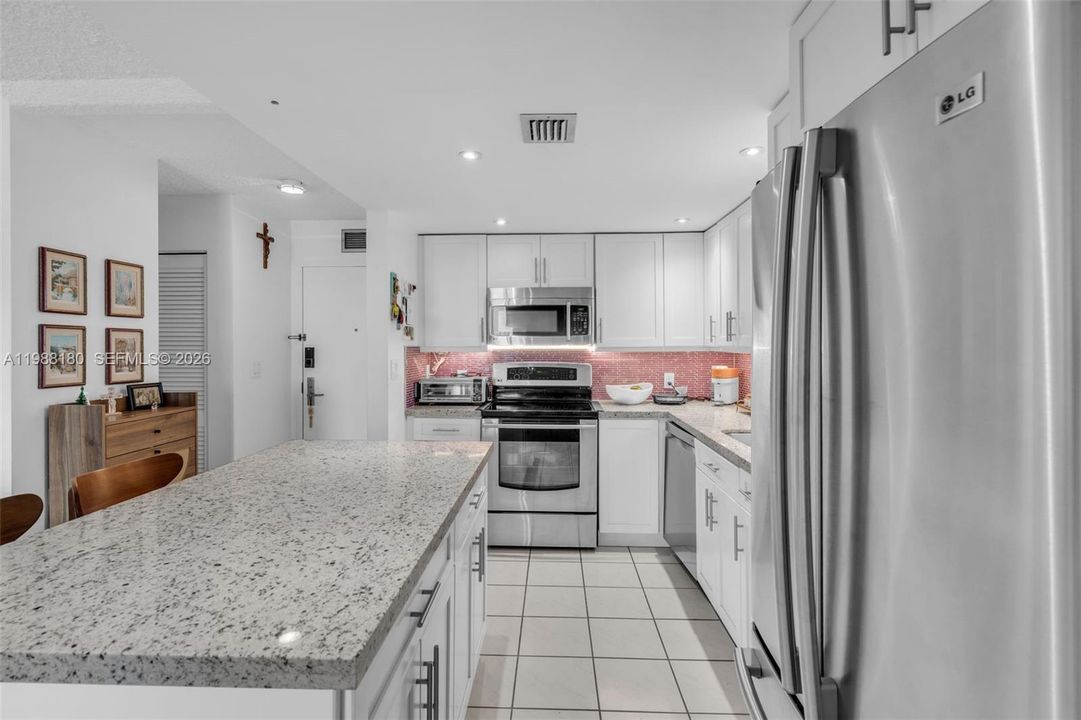 Под контрактом: $2,450 (1 спален, 1 ванн, 804 Квадратных фут)