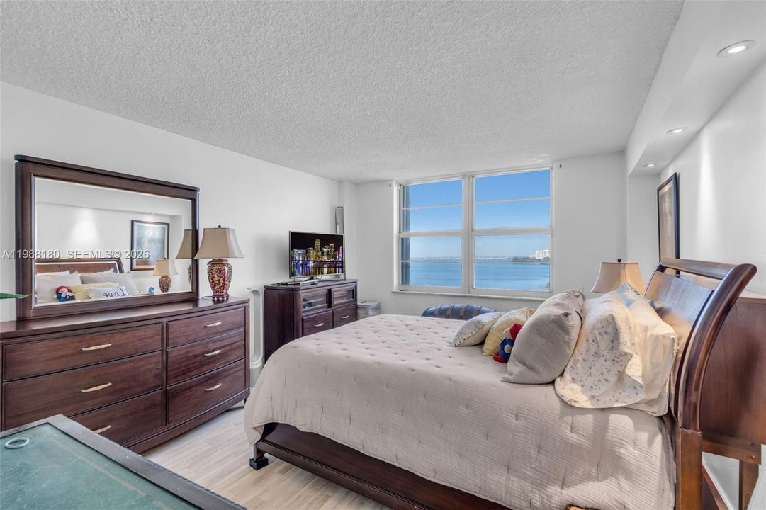 Под контрактом: $2,450 (1 спален, 1 ванн, 804 Квадратных фут)